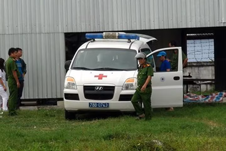 Xe cấp cứu đang đưa thi thể các nạn nhân tới bệnh viện.