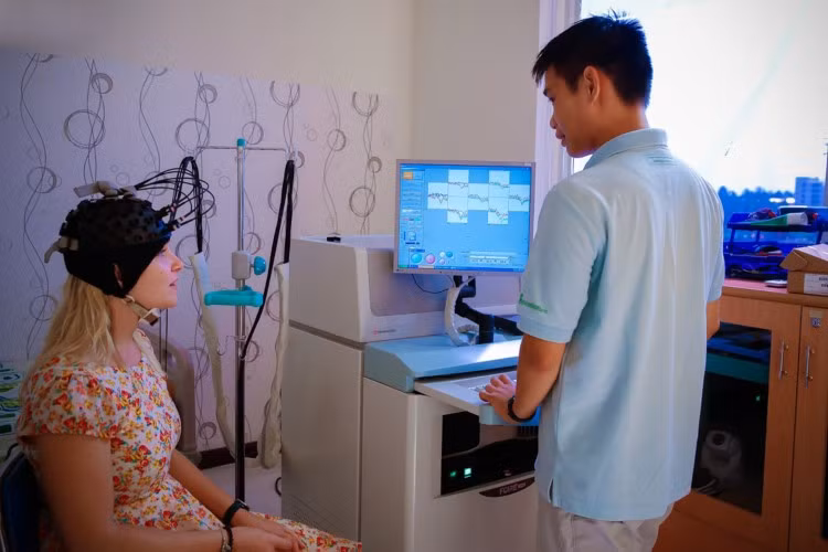 SV ngành Kỹ thuật y sinh Trường ĐH Quốc tế (CTĐT đạt chuẩn ABET) trong giờ học thực hành. Ảnh: TG