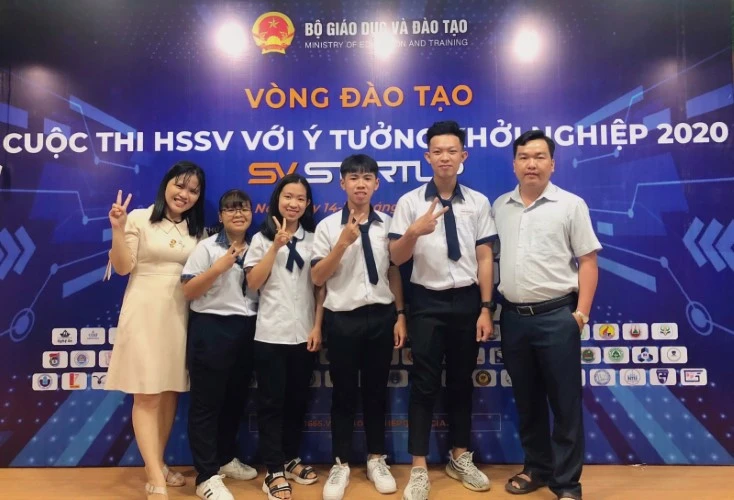 Nhóm học sinh và thầy cô giáo tham dự Cuộc thi HS, SV với ý tưởng khởi nghiệp năm 2020.