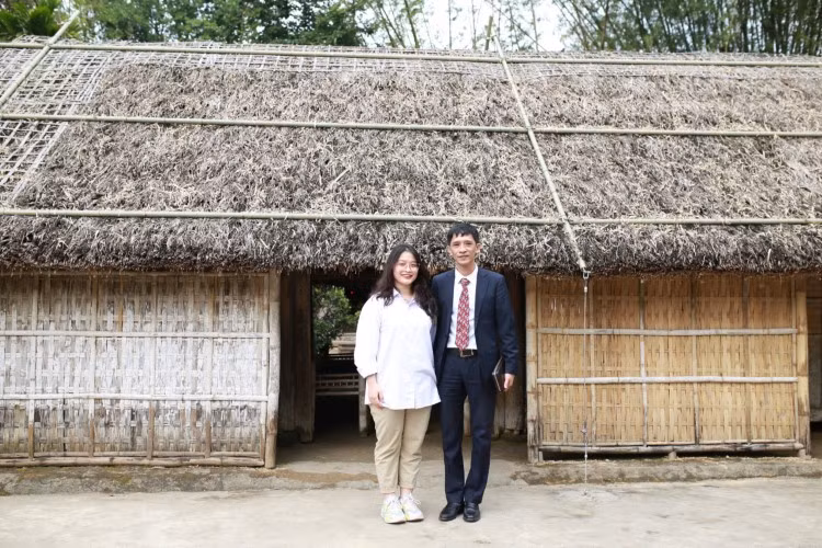 Học sinh Nguyễn Đỗ Linh Nhi cùng thầy Hiệu trưởng Hà Xuân Nhâm. Ảnh: NVCC