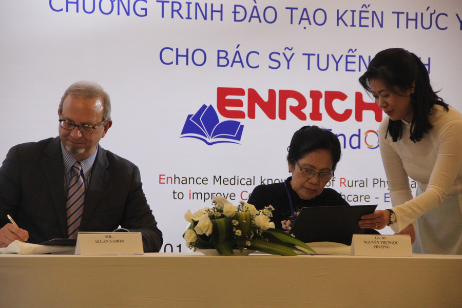 Đại diện Merck kí kết với HOSREM