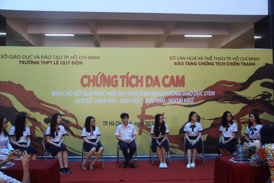 Học sinh Trường THPT Lê Quý Đôn trong buổi báo cáo thực hiện dự án dạy học theo định hướng giáo dục STEM. Ảnh minh hoạ 