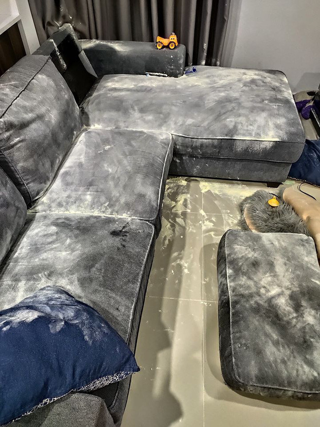Trốn con vào phòng chơi điện thoại, 10 phút sau, ông bố tá hỏa khi phát hiện ra bộ ghế sofa nhà mình đổi màu - Ảnh 1. Trốn con vào phòng chơi điện thoại, 10 phút sau, ông bố tá hỏa khi phát hiện ra bộ ghế sofa nhà mình đổi màu - Ảnh 1.