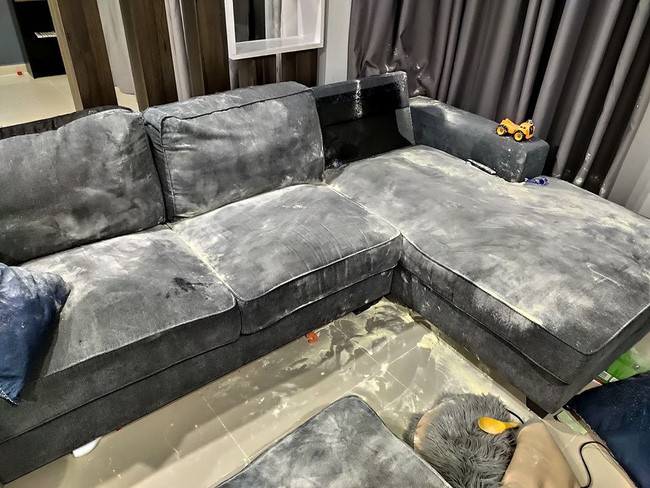Trốn con vào phòng chơi điện thoại, 10 phút sau, ông bố tá hỏa khi phát hiện ra bộ ghế sofa nhà mình đổi màu - Ảnh 2. Trốn con vào phòng chơi điện thoại, 10 phút sau, ông bố tá hỏa khi phát hiện ra bộ ghế sofa nhà mình đổi màu - Ảnh 2.