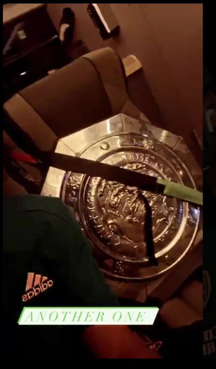 Aubameyang “cẩn thận” thắt dây an toàn cho chiếc Siêu cúp Anh.