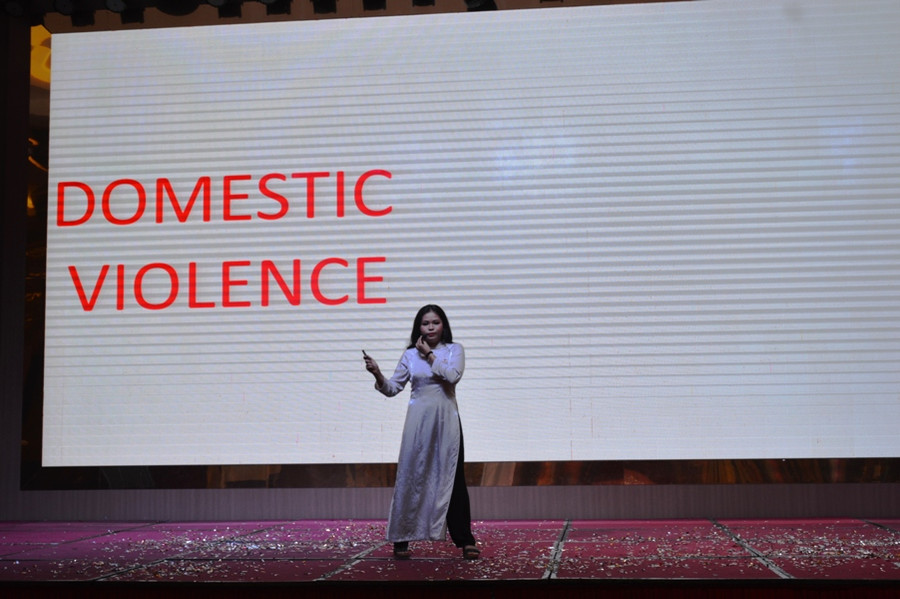 Thí sinh Nguyễn Hương Giang, học sinh Trường THPT chuyên Phan Ngọc Hiển tham dự vòng chung kết cuộc thi với chủ đề “Bạo lực gia đình”.