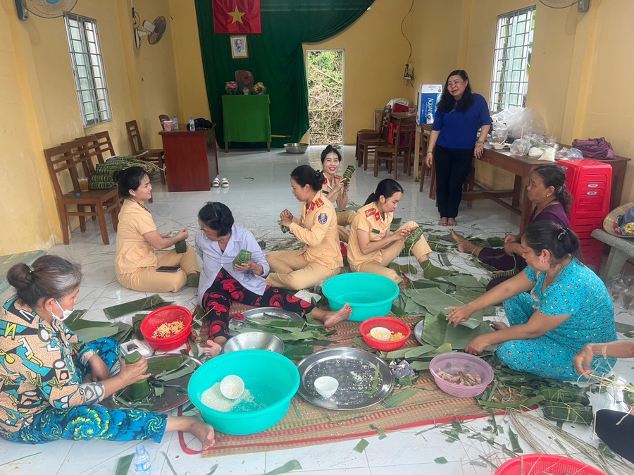 Cán bộ, chiến sĩ Phòng CSGT Công an tỉnh Sóc Trăng gói bánh tét tặng đồng bào dịp lễ Sen Dolta.