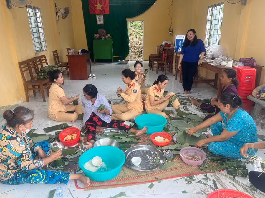 Cán bộ, chiến sĩ Phòng CSGT Công an tỉnh Sóc Trăng gói bánh tét tặng đồng bào dịp lễ Sen Dolta.