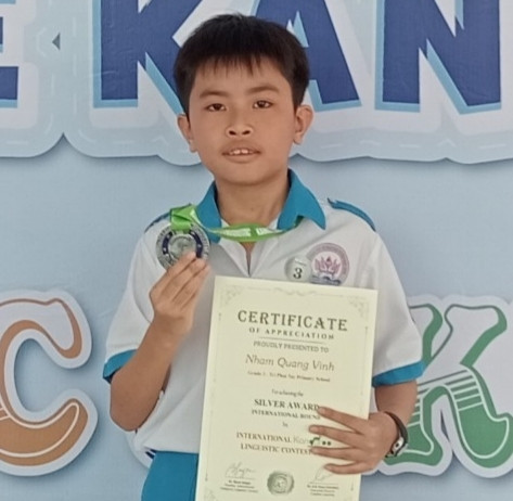 Em Nhâm Quang Vinh đoạt huy chương Bạc Kỳ thi Olympic Tiếng Anh quốc tế CEO. Em Nhâm Quang Vinh đoạt huy chương Bạc Kỳ thi Olympic Tiếng Anh quốc tế CEO.