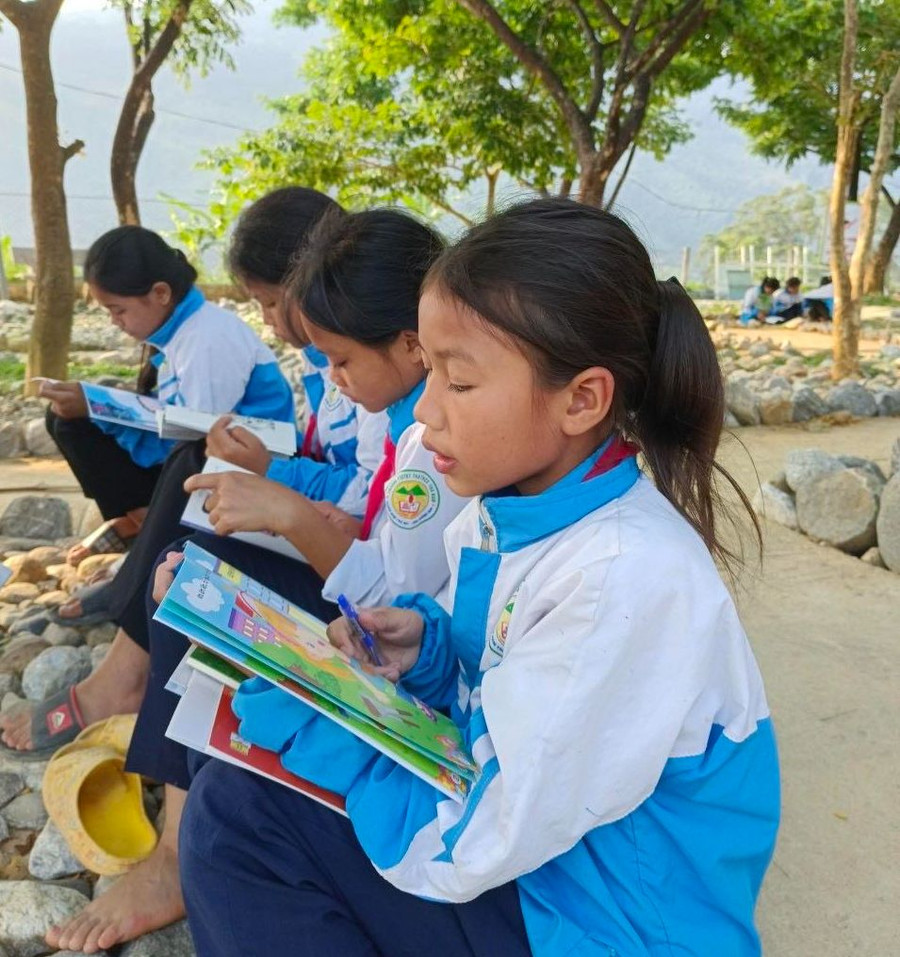 Học sinh Trường Trường Phổ thông dân tộc bán trú Tiểu học – THCS Trà Nam đọc sách trong giờ ra chơi. Ảnh: NTCC Học sinh Trường Trường Phổ thông dân tộc bán trú Tiểu học – THCS Trà Nam đọc sách trong giờ ra chơi. Ảnh: NTCC