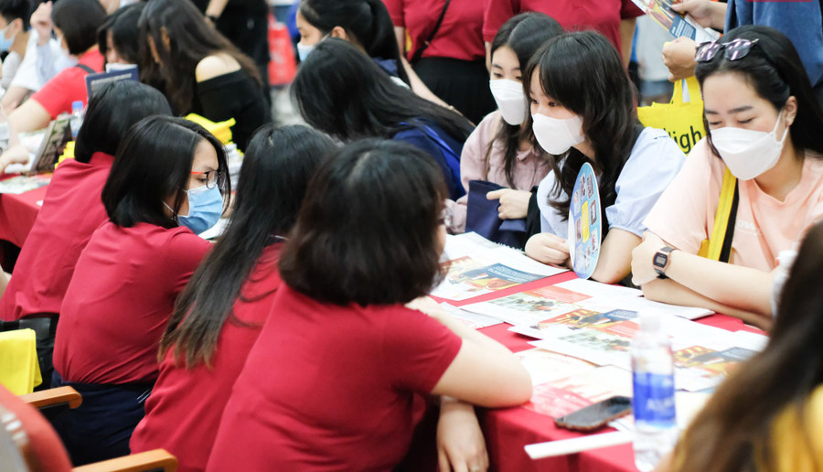 Học sinh tìm hiểu thông tin tuyển sinh tại Ngày hội tư vấn tuyển sinh Đại học Bách khoa Hà Nội. Ảnh: HUST Học sinh tìm hiểu thông tin tuyển sinh tại Ngày hội tư vấn tuyển sinh Đại học Bách khoa Hà Nội. Ảnh: HUST