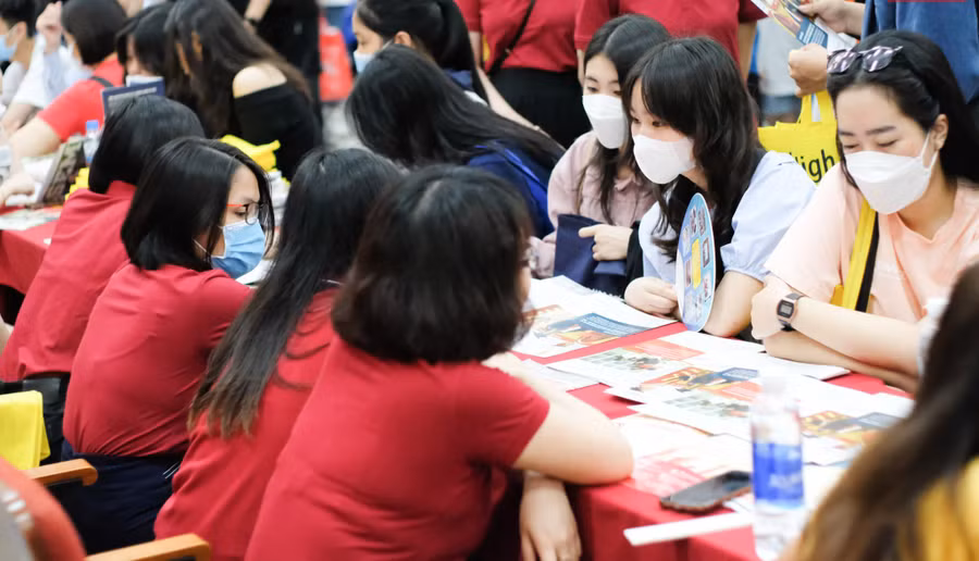 Học sinh tìm hiểu thông tin tuyển sinh tại Ngày hội tư vấn tuyển sinh Đại học Bách khoa Hà Nội. Ảnh: HUST