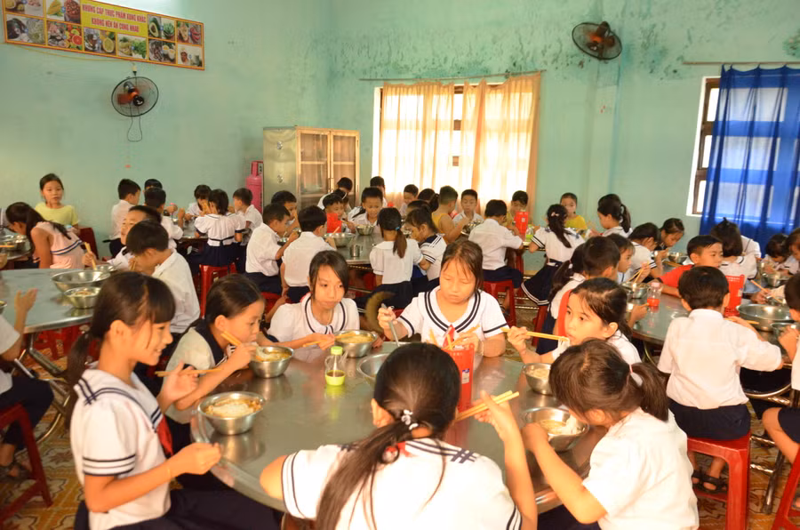 Bữa ăn bán trú của HS Trường Tiểu học Hòa Bắc (H. Hòa Vang, TP Đà Nẵng)