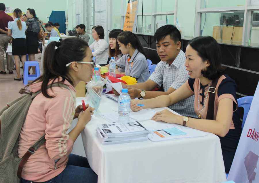 Người lao động tìm việc tại một Ngày hội việc làm do Trung tâm Dịch vụ Việc làm TPHCM tổ chức. Ảnh: IT