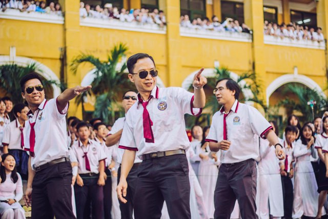 Các thầy cô Trường THPT Trưng Vương nhảy flashmob tặng học sinh. Ảnh: Nhà trường cung cấp
