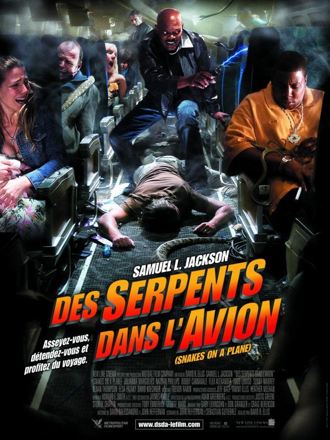 Snakes on a Plane (2006) Sean Jones vô tình chứng kiến hành động giết người của tội phạm quốc tế Eddie Kim. Anh ngẫu nhiên trở thành nhân chứng duy nhất vạch mặt tên sát thủ khét tiếng này. Để làm nhân chứng, anh buộc phải đến Los Angeles trước ngày xử án. Điệp viên FBI Neville Flynn sắp xếp một chuyến đi cho Sean trong tình trạng truy sát quyết liệt của Eddie Kim. Theo kế hoạch thì sẽ có một chuyến máy bay riêng dùng làm mồi nhử. Trong khi đó khoang hạng nhất của một máy bay dân dụng sẽ được dùng để lén đưa Sean rời khỏi đảo đến Los Angeles đúng hạn. Hàng trăm con rắn được đàn em của Kim ém trong khoang hành lý được thả ra. Chúng qua các lỗ thông hơi, đường dây điện, phá hủy hệ thống khởi động chủ lực của máy bay. 4 bộ phim về loài rắn làm khán giả thót tim