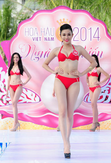 Người đẹp Hoa hậu VN diễn bikini trên sàn ướt ảnh 10