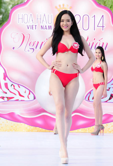 Người đẹp Hoa hậu VN diễn bikini trên sàn ướt ảnh 6