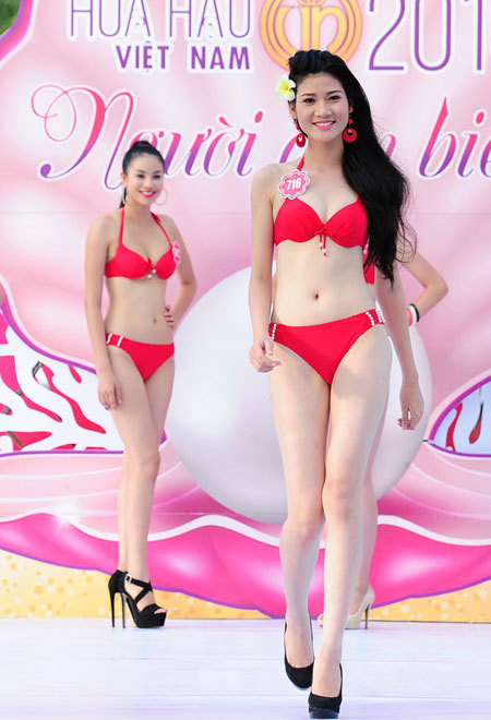 Người đẹp Hoa hậu VN diễn bikini trên sàn ướt ảnh 8