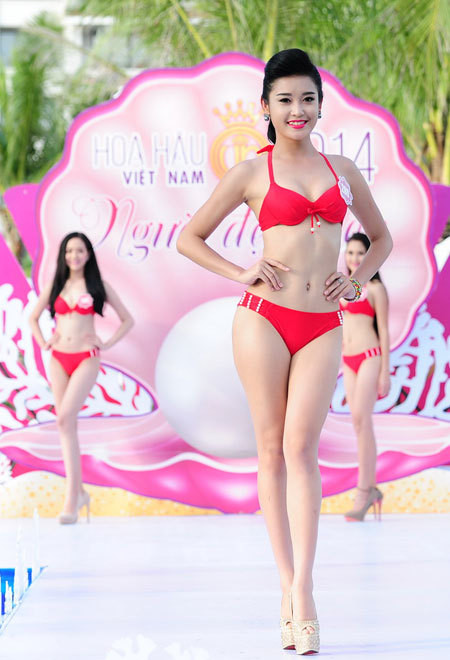 Người đẹp Hoa hậu VN diễn bikini trên sàn ướt ảnh 7