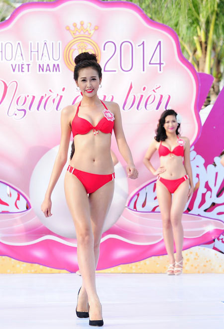 Người đẹp Hoa hậu VN diễn bikini trên sàn ướt ảnh 1