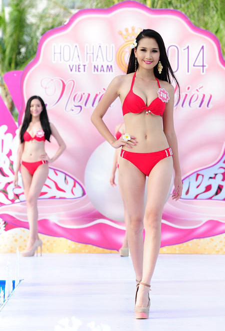 Người đẹp Hoa hậu VN diễn bikini trên sàn ướt ảnh 5