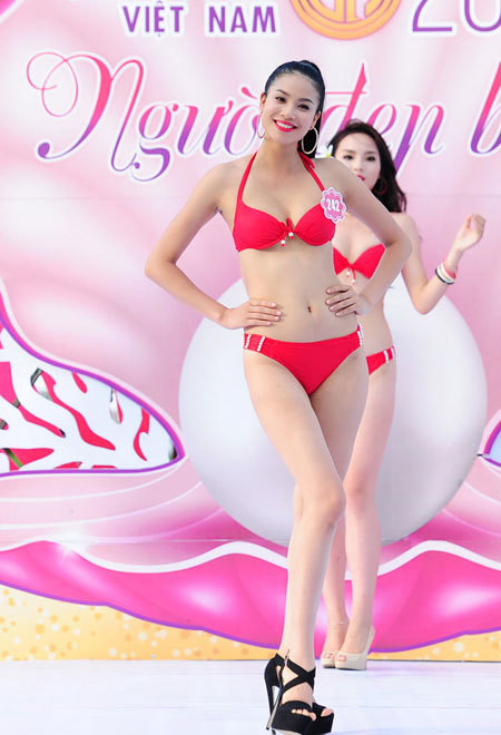 Người đẹp Hoa hậu VN diễn bikini trên sàn ướt ảnh 9