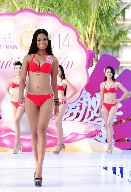 Người đẹp Hoa hậu VN diễn bikini trên sàn ướt ảnh 4
