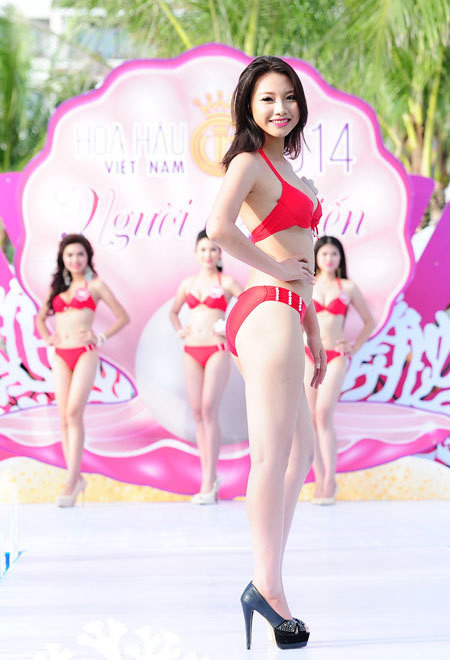Người đẹp Hoa hậu VN diễn bikini trên sàn ướt ảnh 2
