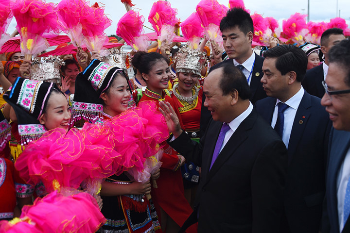 Thủ tướng Nguyễn Xuân Phúc chào các sinh viên Trung Quốc ra đón đoàn tại sân bay. Ảnh: VGP/Quang Hiếu.
