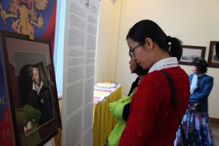 Triển lãm "Nhà thơ Nga vĩ đại A.S. Pushkin - cuộc đời và Thi ca" lcuốn hút nhiều người mến mộ.