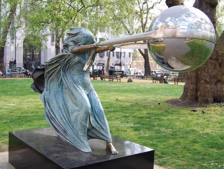 “The Force of Nature II” của Lorenzo Quinn