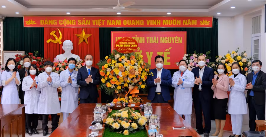 Ông Trịnh Việt Hùng, Ủy viên dự khuyết Ban Chấp hành Trung ương Đảng, Phó Bí thư Tỉnh ủy, Chủ tịch UBND tỉnh Thái Nguyên đã trao tặng lẵng hoa của Thủ tướng Chính phủ cho ngành y tế tỉnh Thái Nguyên.