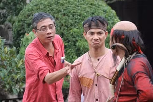 Đạo diễn Đông Hồng (trái)