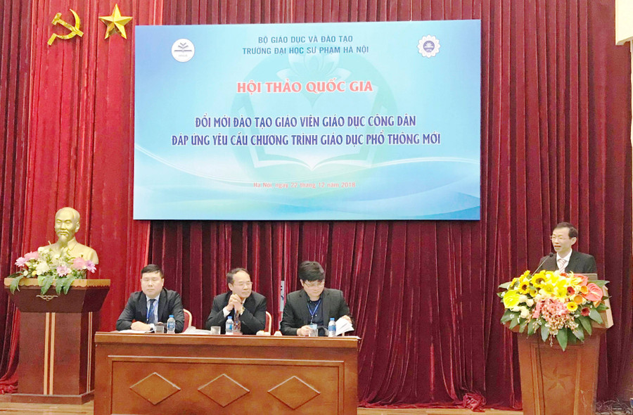 GS.TS. Nguyễn Văn Minh phát biểu tại hội thảo “Đổi mới đào tạo giáo viên Giáo dục công dân đáp ứng yêu cầu chương trình giáo dục phổ thông mới” GS.TS. Nguyễn Văn Minh phát biểu tại hội thảo “Đổi mới đào tạo giáo viên Giáo dục công dân đáp ứng yêu cầu chương trình giáo dục phổ thông mới”