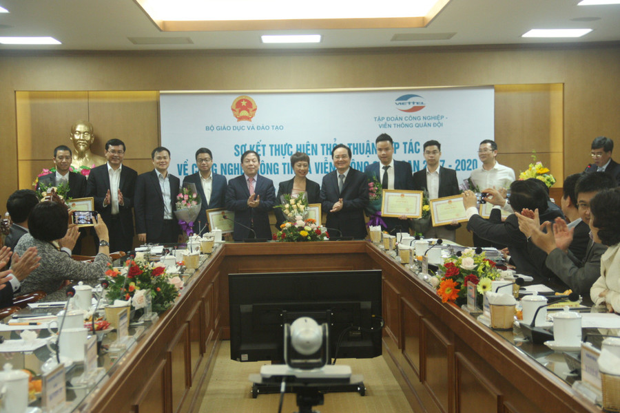 Tại buổi lễ, Bộ trưởng Bộ GD&ĐT cũng trao tặng bằng khen của Bộ trưởng cho 9 cá nhân tiêu biểu của Tập đoàn Công nghiệp Viễn thông quân đội Viettel đã có đóng góp tích cực trong thực hiện thỏa thuận hợp tác giữa 2 cơ quan.