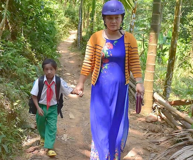 Khít là một học sinh khuyết tật được cô Võ Thị Thanh Thủy - Hiệu phó Trường Tiểu học số 2 Di Lăng - đỡ đầu