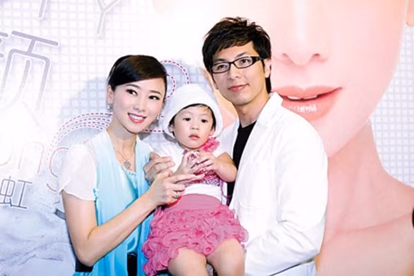 Nữ diễn viên Ông Hồng “lên xe hoa” lần đầu với Ngũ Tuấn Kiệt - CEO Hoa kiều cao cấp sở hữu nhiều sòng bạc lớn ở Las Vegas (Mỹ). Cuộc hôn nhân đầu tan vỡ, Ông Hông quyết định đi bước nước với Lưu Luân Hạo - một doanh nhân giàu có. 