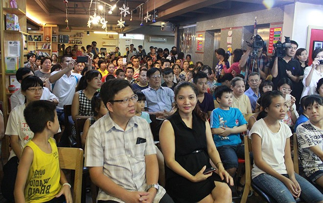 Căn phòng giao lưu trở nên "bé nhỏ" hơn rất nhiều với số lượng người tham gia. Căn phòng giao lưu trở nên "bé nhỏ" hơn rất nhiều với số lượng người tham gia.