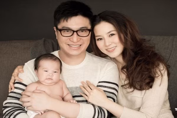 Năm 2006, nữ minh tinh Từ Tử Kỳ kết hôn cùng tỷ phú Lý Gia Thành. Lý Gia Thành hết mực cưng chiều vợ, ông thường mua tặng Tư Kỳ nhiều trang sức đắt giá và ô tô hàng hiệu. Để ăn mừng sự ra đời của cậu con trai kháu khỉnh, tỷ phú đã bao trọn cả khách sạn 5 sao, chi cả tram triệu đồng để mời cả gánh xiếc đến biểu diễn.