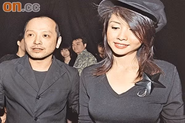 Để làm vui lòng vợ, Thẩm Gia Vỹ sẵn sàng “chi mạnh” để mua xe xin, mua nhà biệt thự, tặng một cửa hàng trị giá hơn 100 triệu đô Hong Kong, đồng thời chuyển nhượng cho Khưu Thục Trinh cổ phiếu IT có giá trị ước tính hơn 200 triệu đô Hong Kong..