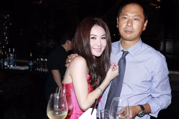 Chồng của nữ diễn viên Ôn Bích Hà là tỷ phú Hà Quang Tổ – cháu nội của nguyên lão Quốc dân Đảng Trung Quốc Hà Ứng Khâm.