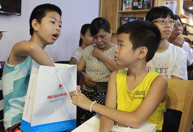 Một số em nhỏ có hoàn cảnh khó khăn còn được nhận những phần quà từ Nhà sách Tân Việt Một số em nhỏ có hoàn cảnh khó khăn còn được nhận những phần quà từ Nhà sách Tân Việt