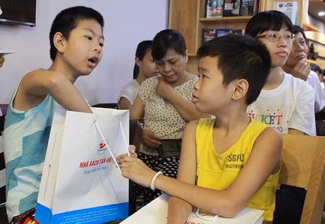 Một số em nhỏ có hoàn cảnh khó khăn còn được nhận những phần quà từ Nhà sách Tân Việt