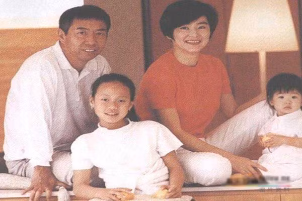 Thương gia Hình Lý Nguyên đứng thứ 310 trong danh sách những người giàu nhất thế giới do tạp chí Forbes vào năm 2013. Khối tài sản của ông hiện tại vào khoảng gần 2 tỷ USD.