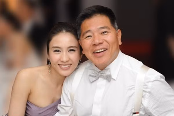 Đầu năm 2009, Lê Tư tuyên bố kết hôn với tỷ phú tàn tật Mã Đình Cường, hơn cô 15 tuổi. Tháng 7 năm 2010, khi Lê Tư sinh hạ con gái đầu lòng, tỷ phú Đình Cường đã mua tặng người đẹp “Thâm cung nội chiến” một chiếc du thuyền có giá lên đến gần 2 triệu USD.