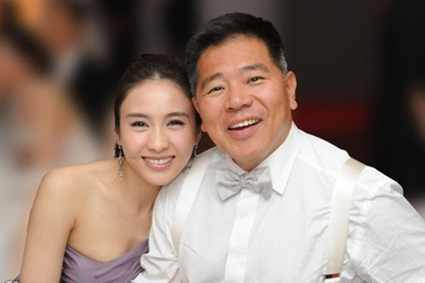 Chồng đại gia của các mỹ nhân Hong Kong ảnh 7 Đầu năm 2009, Lê Tư tuyên bố kết hôn với tỷ phú tàn tật Mã Đình Cường, hơn cô 15 tuổi. Tháng 7 năm 2010, khi Lê Tư sinh hạ con gái đầu lòng, tỷ phú Đình Cường đã mua tặng người đẹp “Thâm cung nội chiến” một chiếc du thuyền có giá lên đến gần 2 triệu USD.