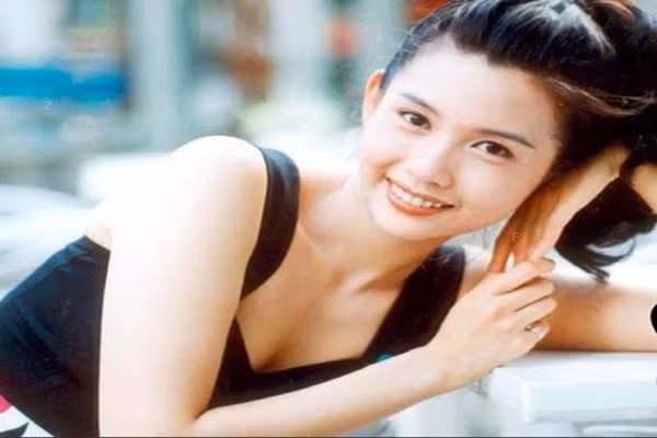 Sau khi chia tay đạo diễn Vương Tinh, năm 1999 Khưu Thục Trinh bất ngờ kết hôn với Chủ tịch Hội đồng quản trị Tập đoàn thời trang IT - Thẩm Gia Vỹ