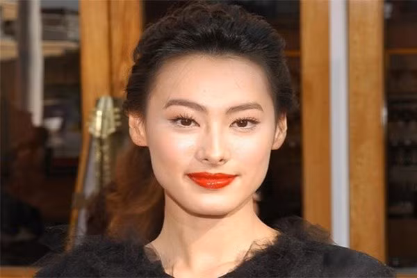 Sau này khi “đường ai nấy đi”, Lương Lạc Thi còn được Lý Trạch Giai tặng lệ phí chia tay lên đến 500 triệu đô Hong Kong, cùng 2 căn nhà ở San Francisco, Mỹ, 1 lâu đài ở Cananda và vô số cổ phiếu, tiền mặt, trang sức.