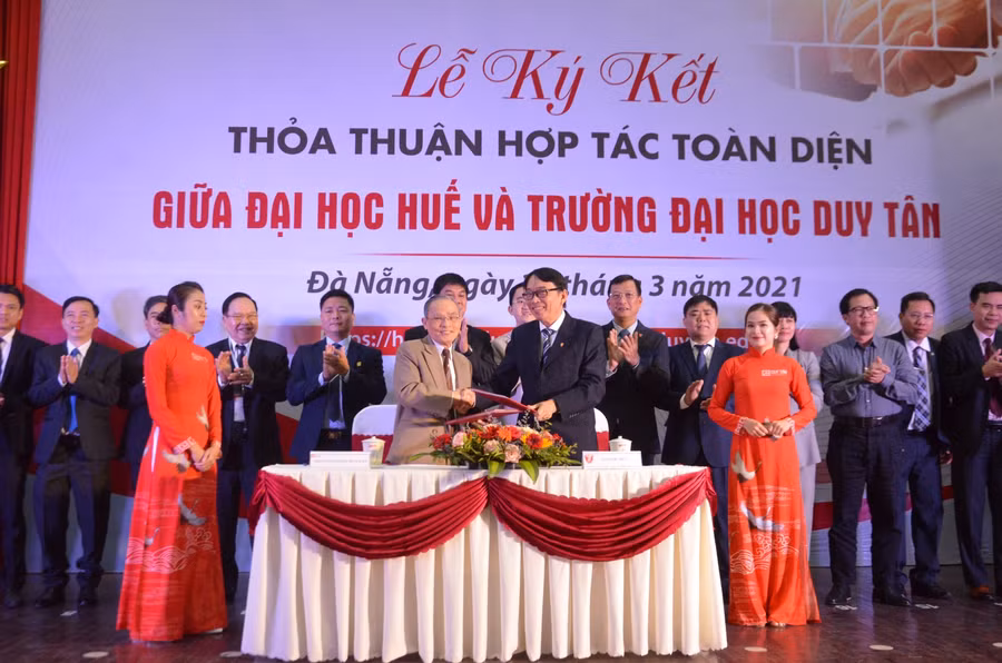 Đại diện ĐH Huế và Trường ĐH Duy Tân ký kết thỏa thuận hợp tác toàn diện
